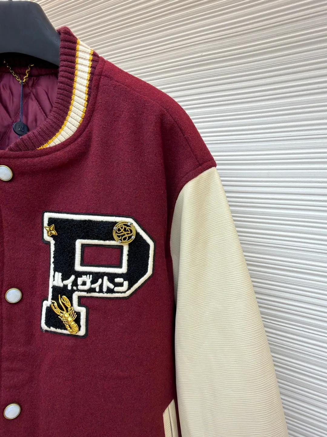 LOUIS VUITTON Nigo joint leather Australian wool burgundy baseball jersey ●Original version: purchased and developed for 64000 ●Item number: 1681641-G45 ●Fabric: all wool fabric ●Technology: cross-cut embossed production ●Color: burgundy ●Version: fitted version ●Weight: about 1555 grams ●Size: 50-52-54-56 ●Description: Original counter 6.4w purchased Nigo's second season hot item The national limited edition is also made of all-wool fabrics custom-dyed. Cross-grain genuine cowhide is custom-made. Badge pattern embroidery is being patterned. Many decorative hardware are secretly developed. Exclusive to the entire network, exclusive custom-woven and dyed 900G Australian pure wool fabric. Genuine cowhide horizontal-grain splicing sleeves. Matching wool contrast ribs. Custom patch badge embroidery. Nigo's exclusive hardware accessories are molded and customized. The inner lining is composite quilted cotton and sewn. Heavy-duty items are exclusively manufactured. The overall wiring is straight and delicate, the fabric is comfortable and soft, and the color is consistent without color difference. It can be matched with the same style to create a fashionable look and control various occasions. Customized accessories, complete with three standards, same style for men and women!